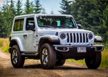 19 Cars With Windshields That Crack Constantly on Canadian Highways