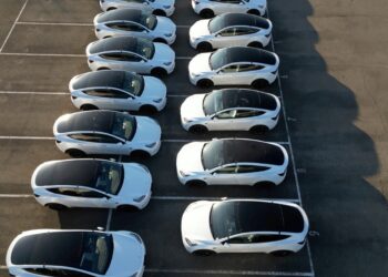 Chinese EV Price Pressure Gets a New Benchmark as Voyah Opens $63,420 Luxury MPV Orders