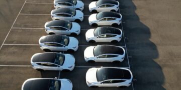 Chinese EV Price Pressure Gets a New Benchmark as Voyah Opens $63,420 Luxury MPV Orders