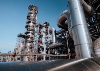 Oil Nears US$100 After Gulf Attacks as Canadian Drivers Face Another Pump-Price Shock