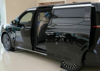 Chinese EV Price Pressure Gets a New Benchmark as Voyah Opens $63,420 Luxury MPV Orders
