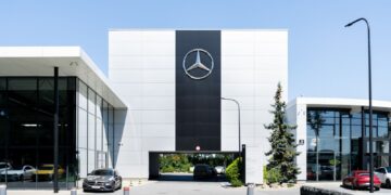 Mercedes Slashes 2026 Car Profit-Margin Forecast to 2%–3% as Chinese Competition Squeezes German Automakers