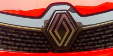 Renault CEO Calls Britain’s 2030 Gas-Car Ban ‘Stupid’ and Demands Tougher Rules on Chinese EVs
